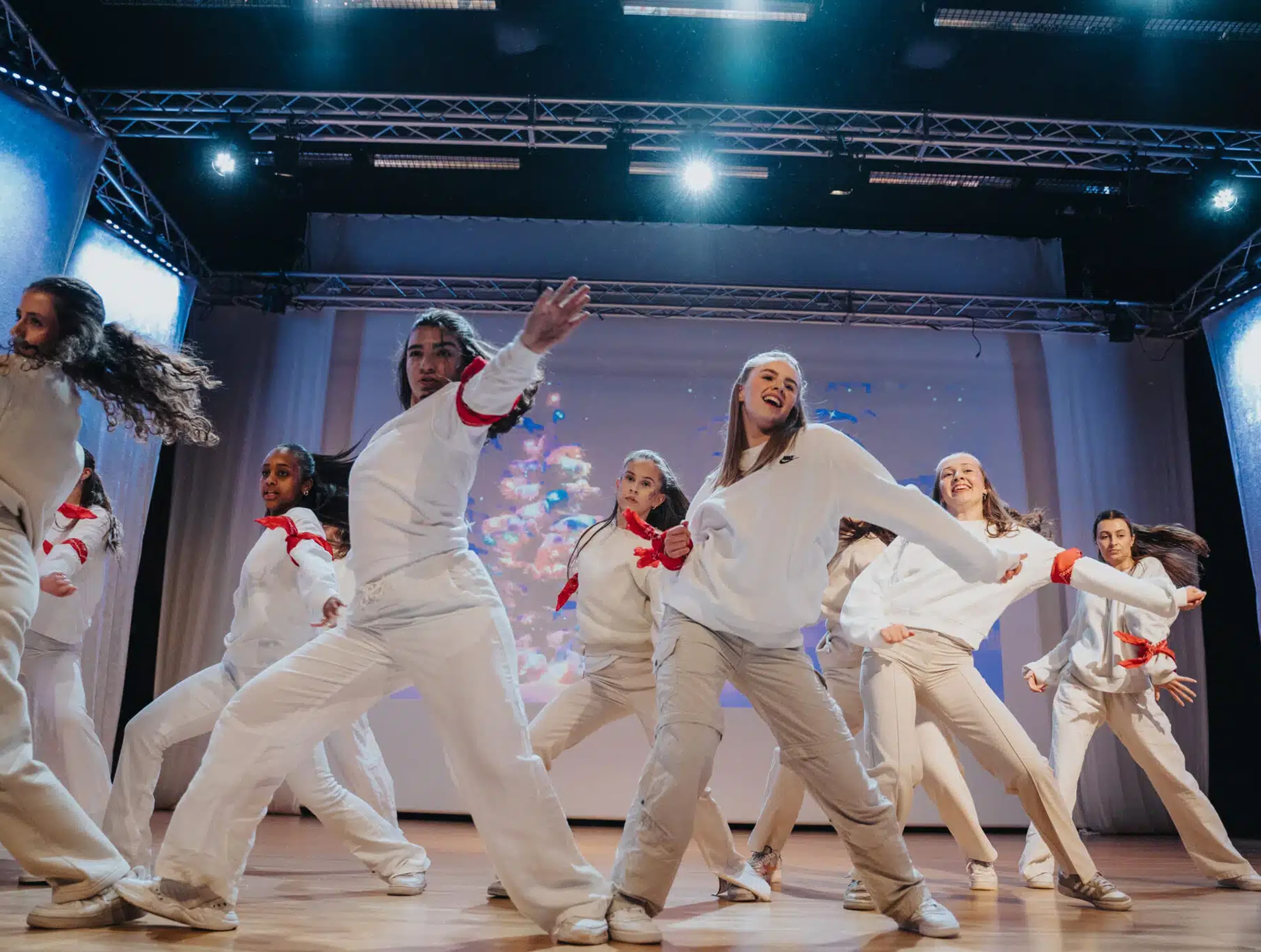 Commercial 7 klasse + — Commercial hos Catchy Dansestudio