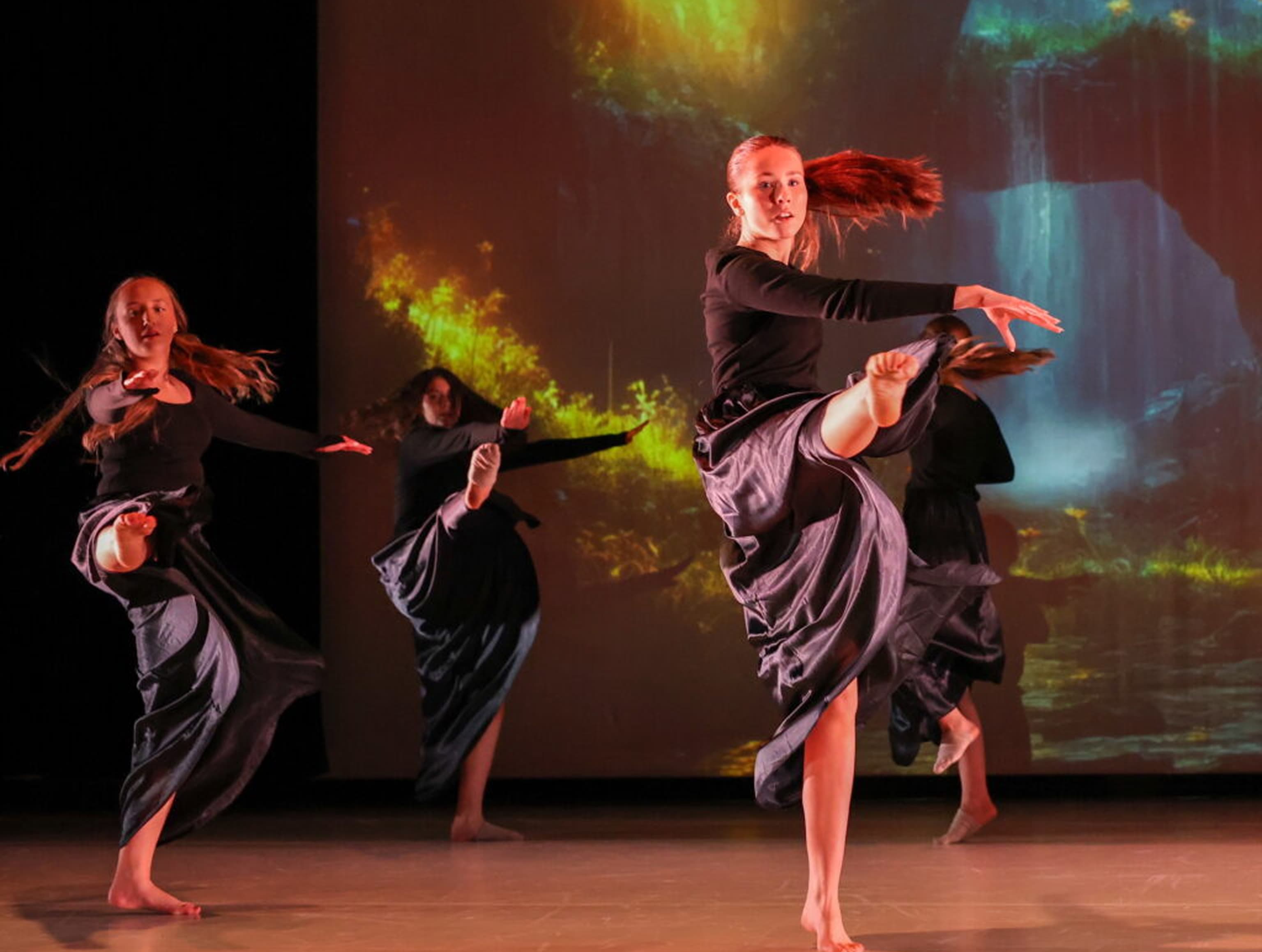Contemporary 8 klasse + Ungdom/Voksen — Contemporary hos Catchy Dansestudio